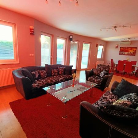Villa 2 Etagen Mit Grossen Garten Modrica Kültér fotó