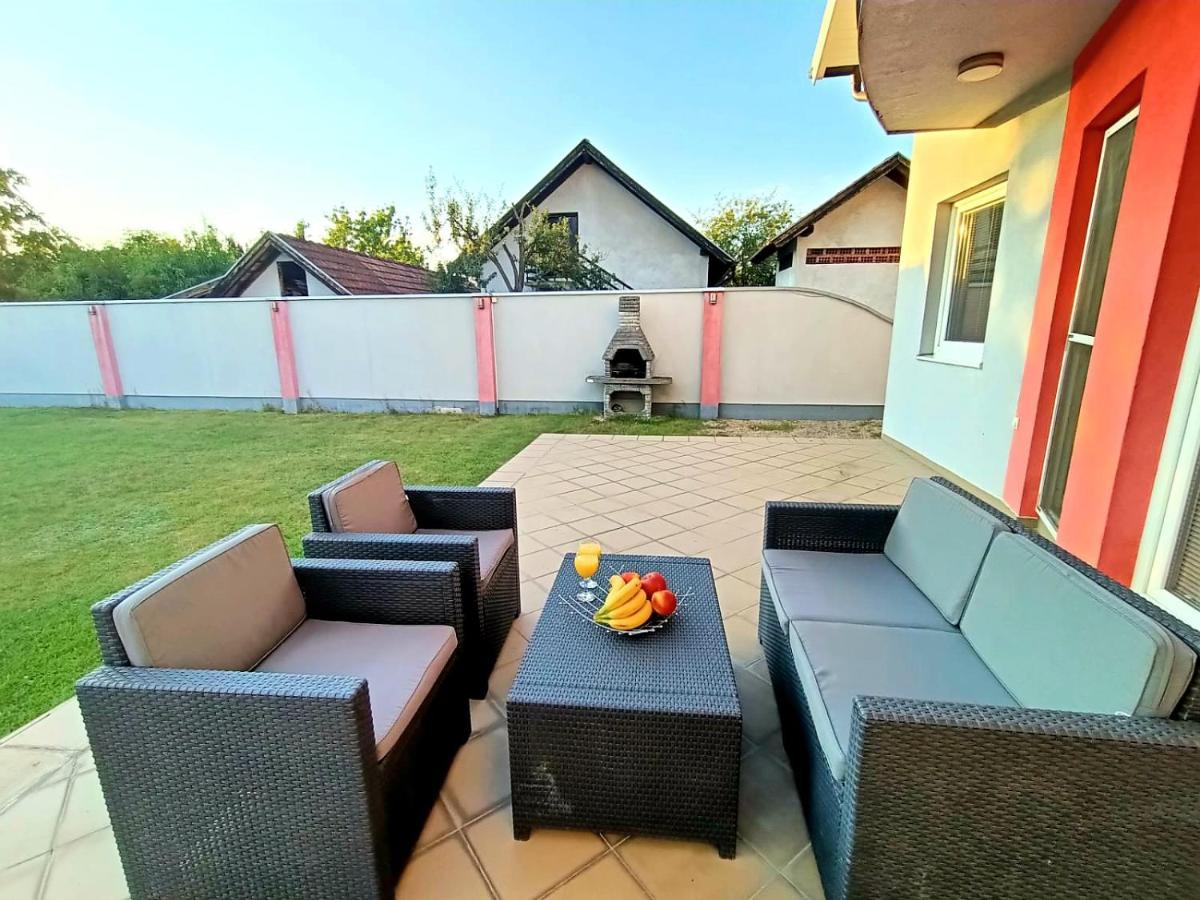 Villa 2 Etagen Mit Grossen Garten Modrica Kültér fotó