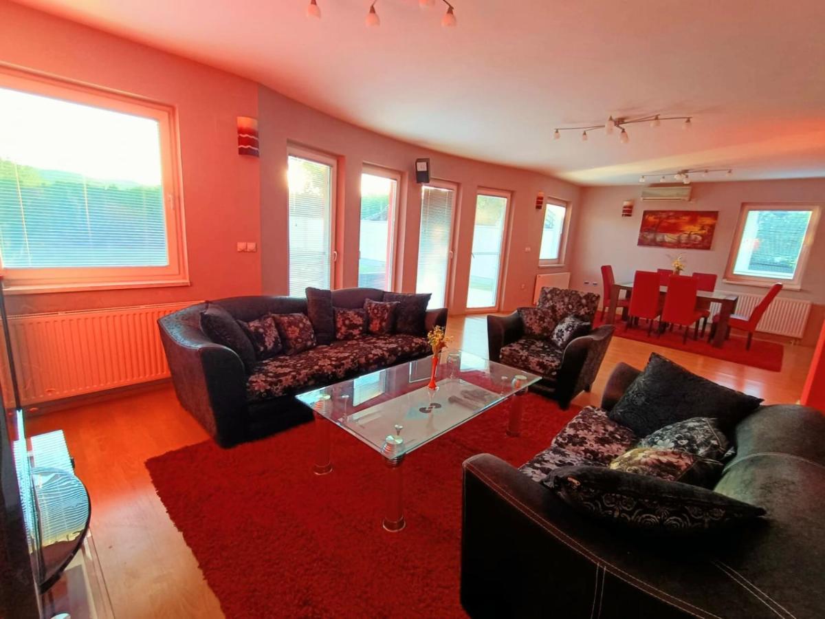 Villa 2 Etagen Mit Grossen Garten Modrica Kültér fotó
