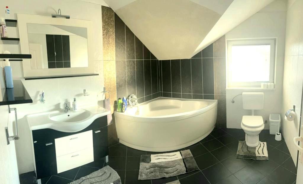 Villa 2 Etagen Mit Grossen Garten Modrica Kültér fotó